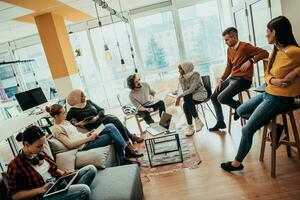 joven diseñador dando algunos nuevo ideas acerca de proyecto a su socios en conferencia habitación. negocio personas que se discute terminado nuevo negocio proyecto en oficina. foto