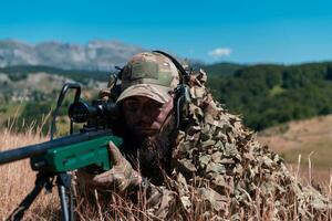 Ejército soldado participación francotirador rifle con alcance y puntería en bosque. guerra, ejército, tecnología y personas concepto foto