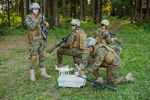moderno guerra soldados equipo son utilizando zumbido para exploración y vigilancia durante militar operación en el bosque. foto