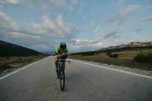 atleta de triatlón montando bicicleta foto