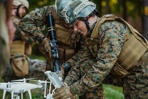 moderno guerra soldados equipo son utilizando zumbido para exploración y vigilancia durante militar operación en el bosque. foto