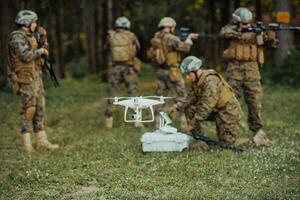 moderno guerra soldados equipo son utilizando zumbido para exploración y vigilancia durante militar operación en el bosque. foto