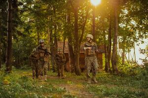 un grupo de moderno guerra soldados es luchando un guerra en peligroso remoto bosque áreas un grupo de soldados es luchando en el enemigo línea con moderno armas el concepto de guerra y militar conflictos foto