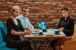 contento gente de negocios sonriente alegremente durante un reunión en un café tienda. grupo de exitoso negocio profesionales trabajando como un equipo en un multicultural lugar de trabajo. foto