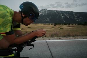 atleta de triatlón montando bicicleta foto