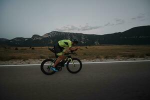 atleta de triatlón montando bicicleta foto