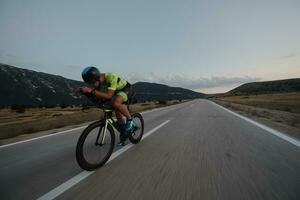 atleta de triatlón montando bicicleta foto