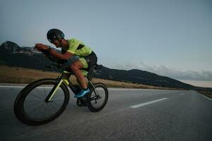 atleta de triatlón montando bicicleta foto