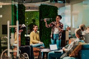 negocio personas con un invalidez a trabajo en moderno abierto espacio trabajo colaborativo oficina en equipo reunión utilizando virtual realidad gafas de protección. foto