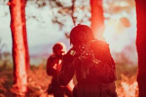 soldados equipo en acción en noche misión militancia concepto foto
