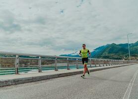 un atleta corriendo un maratón y preparando para su competencia. foto de un maratón corredor corriendo en un urbano ambiente