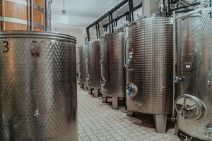 moderno vino destilería y cervecería con elaborar cerveza hervidores tubería y inoxidable acero tanques foto