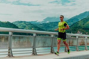 un atleta corriendo un maratón y preparando para su competencia. foto de un maratón corredor corriendo en un urbano ambiente