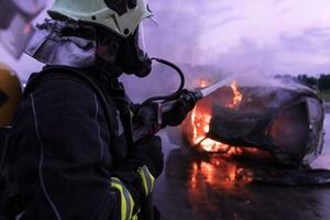 bomberos lucha el fuego fuego a controlar fuego no a extensión afuera. bombero industrial y público la seguridad concepto. tráfico o coche accidente rescate y ayuda acción. foto