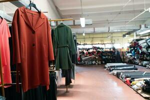 interior de un industrial almacén con tela rollos muestras pequeño negocio textil vistoso depósito. foto