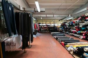 interior de un industrial almacén con tela rollos muestras pequeño negocio textil vistoso depósito. foto