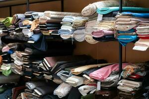 interior de un industrial almacén con tela rollos muestras pequeño negocio textil vistoso depósito. foto