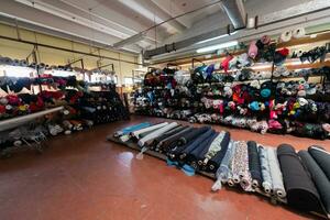 interior de un industrial almacén con tela rollos muestras pequeño negocio textil vistoso depósito. foto