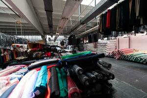 interior de un industrial almacén con tela rollos muestras pequeño negocio textil vistoso depósito. foto