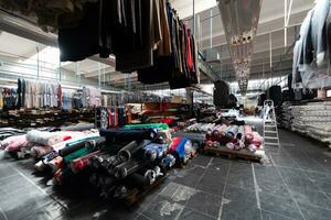 interior de un industrial almacén con tela rollos muestras pequeño negocio textil vistoso depósito. foto