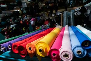 interior de un industrial almacén con tela rollos muestras pequeño negocio textil vistoso depósito. foto