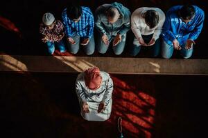 un grupo de musulmanes en un moderno mezquita Orando el musulmán oración namaz, durante el santo mes de Ramadán foto