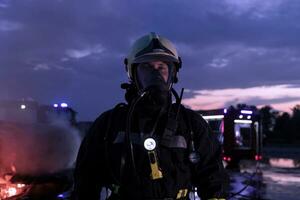 retrato de un heroico bombero en un protector traje. bombero en fuego luchando operación. foto