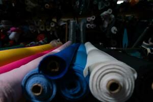 interior de un industrial almacén con tela rollos muestras pequeño negocio textil vistoso depósito. foto