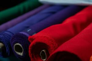 colección de de moda telas muestras de diferente natural telas para de coser un Moda colección de ropa. grande selección de telas en el Tienda o Sastre depósito. foto