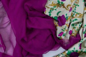 colección de de moda telas muestras de diferente natural telas para de coser un Moda colección de ropa. grande selección de telas en el Tienda o Sastre depósito. foto