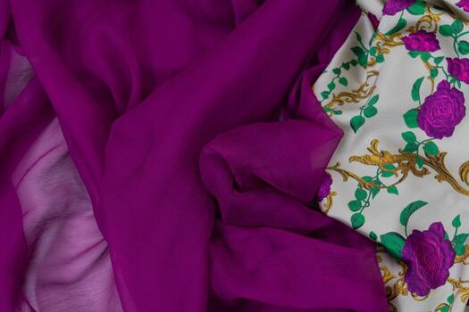 colección de de moda telas muestras de diferente natural telas para de coser un Moda colección de ropa. grande selección de telas en el Tienda o Sastre depósito. foto