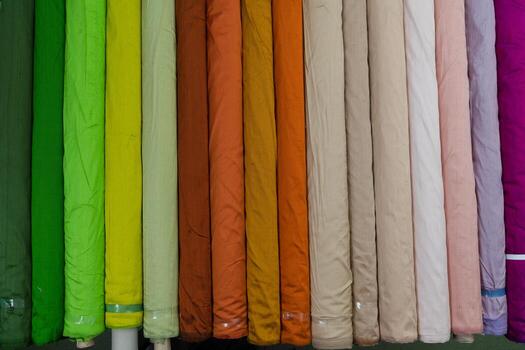 colección de de moda telas muestras de diferente natural telas para de coser un Moda colección de ropa. grande selección de telas en el Tienda o Sastre depósito. foto