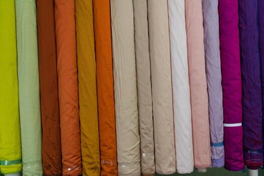 colección de de moda telas muestras de diferente natural telas para de coser un Moda colección de ropa. grande selección de telas en el Tienda o Sastre depósito. foto