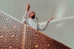 musulmanes Arábica imán tiene un habla en viernes tarde oración en mezquita. musulmanes tener reunido para el viernes tarde oración en mezquita y son escuchando a el habla de imán foto