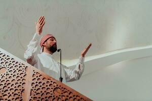 musulmanes Arábica imán tiene un habla en viernes tarde oración en mezquita. musulmanes tener reunido para el viernes tarde oración en mezquita y son escuchando a el habla de imán foto