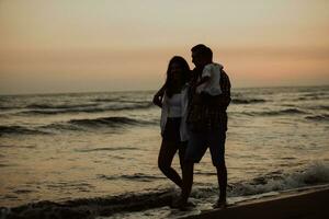 la familia disfruta de sus vacaciones mientras caminan por la playa de arena con su hijo. enfoque selectivo foto