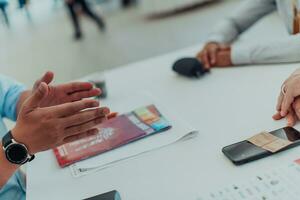 planificación empresarial y presentación de estrategias comerciales que trascienden los conceptos de comunicación y trabajo en equipo. foto