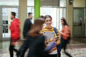 estudiante famoso con tecnología moderna en la escuela foto