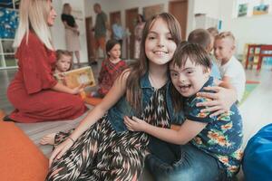 un niña y un chico con abajo síndrome en cada otros brazos gastar hora juntos en un preescolar institución foto