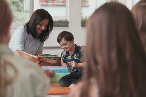 leyendo hora en un elemental colegio o jardín de infancia, un profesor lee un libro a niños en un elemental colegio o jardín de infancia. el concepto de preescolar educación. selectivo atención foto