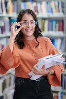 el estudiante usa un cuaderno y una biblioteca escolar foto