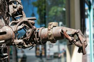 un antiguo robot en el calles de un macedónio ciudad. el concepto de el futuro y robótica foto