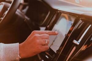 de cerca de hombre mano utilizando GPS navegación dentro coche foto