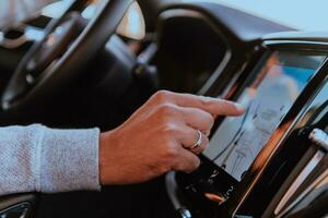 de cerca de hombre mano utilizando GPS navegación dentro coche foto