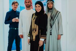 retrato grupal de hombres de negocios y mujeres de negocios musulmanes foto