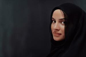 retrato de hermosa musulmán mujer en de moda vestir con hijab en frente de negro pizarra representando moderno islam Moda y Ramadán kareem concepto foto