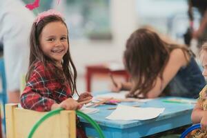 creativo niños durante un Arte clase en un guardería centrar o elemental colegio salón de clases dibujo con hembra maestro. foto