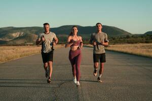 Tres corredores corriendo al aire libre - juguetón personas formación en un urbano área, sano estilo de vida y deporte conceptos foto