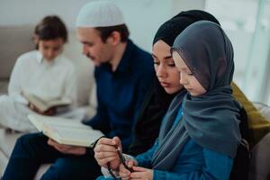 contento musulmán familia disfrutando el santo mes de Ramadán mientras Orando y leyendo el Corán juntos en un moderno hogar foto