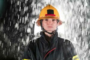 retrato de un hembra bombero en pie y caminando valiente y optimista. foto